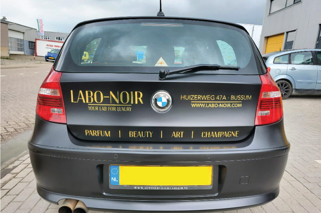 BMW series 1 Matt black Labo Noir carwrap belettering