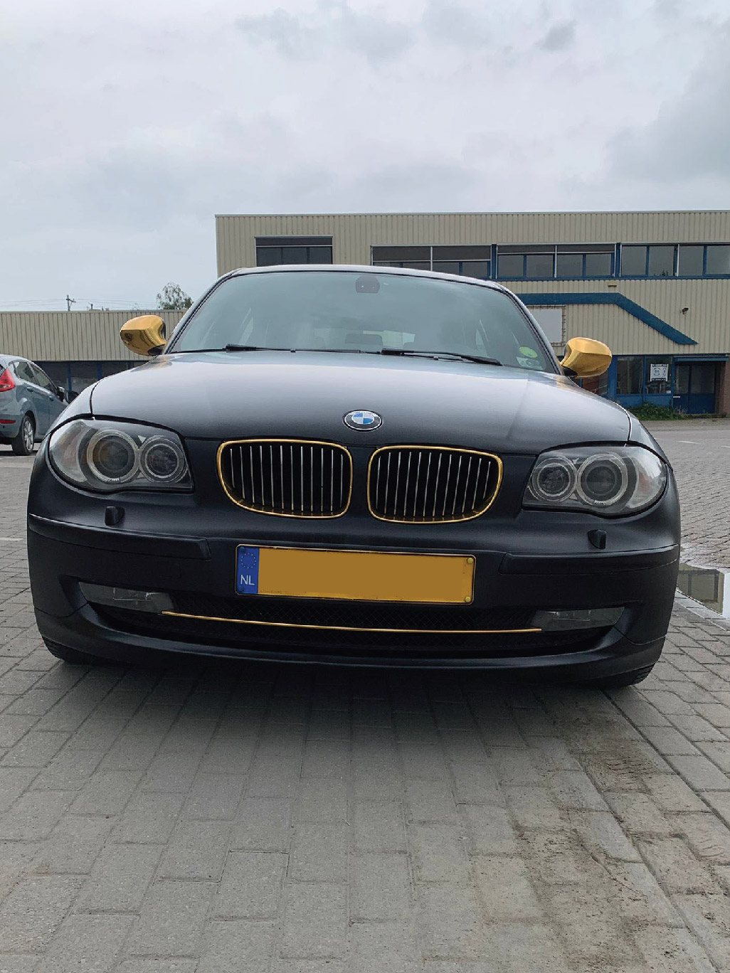 BMW series 1 Matt black Labo Noir carwrap belettering